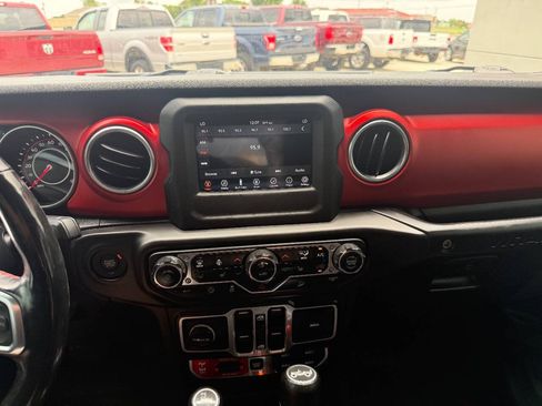 Used 2018 Jeep Wrangler Unlimited Rubicon w/ Dual Top Group AWD/4WD image 25