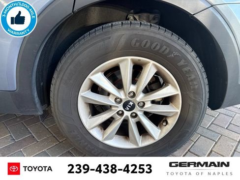 Used 2020 Kia Sorento LX FWD image 12