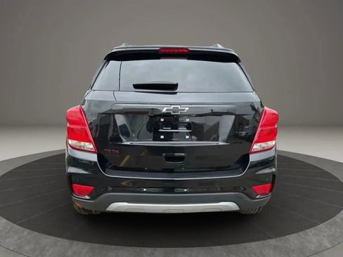 Used 2020 Chevrolet Trax LT w/ Sun & Sound Package FWD image 6