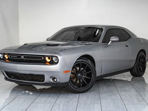 Used 2015 Dodge Challenger SXT image 4