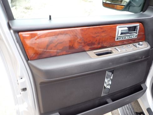 Used 2011 Lincoln Navigator 4WD image 29