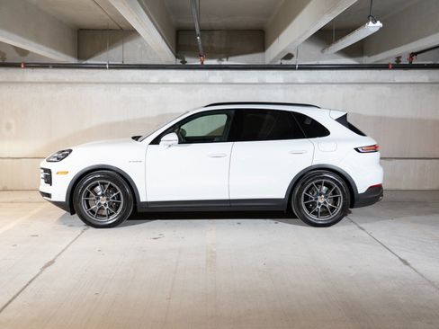 Used 2026 Porsche Cayenne E-Hybrid AWD/4WD image 2