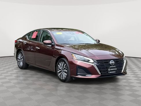 Used 2024 Nissan Altima 2.5 SV w/ SV Premium Package AWD/4WD image 3
