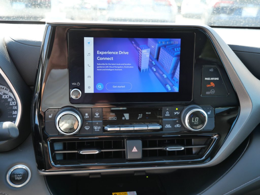 Used 2024 Toyota Highlander XLE AWD/4WD image 21