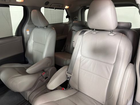 Used 2016 Toyota Sienna XLE w/ XLE Navigation Package FWD image 16