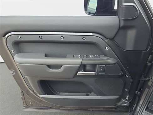 Used 2025 Land Rover Defender 130 V8 image 29