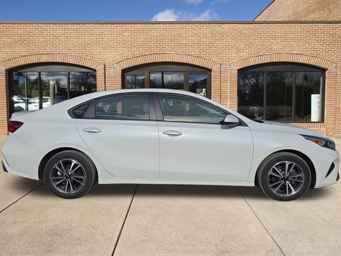 Used 2023 Kia Forte LXS image 2