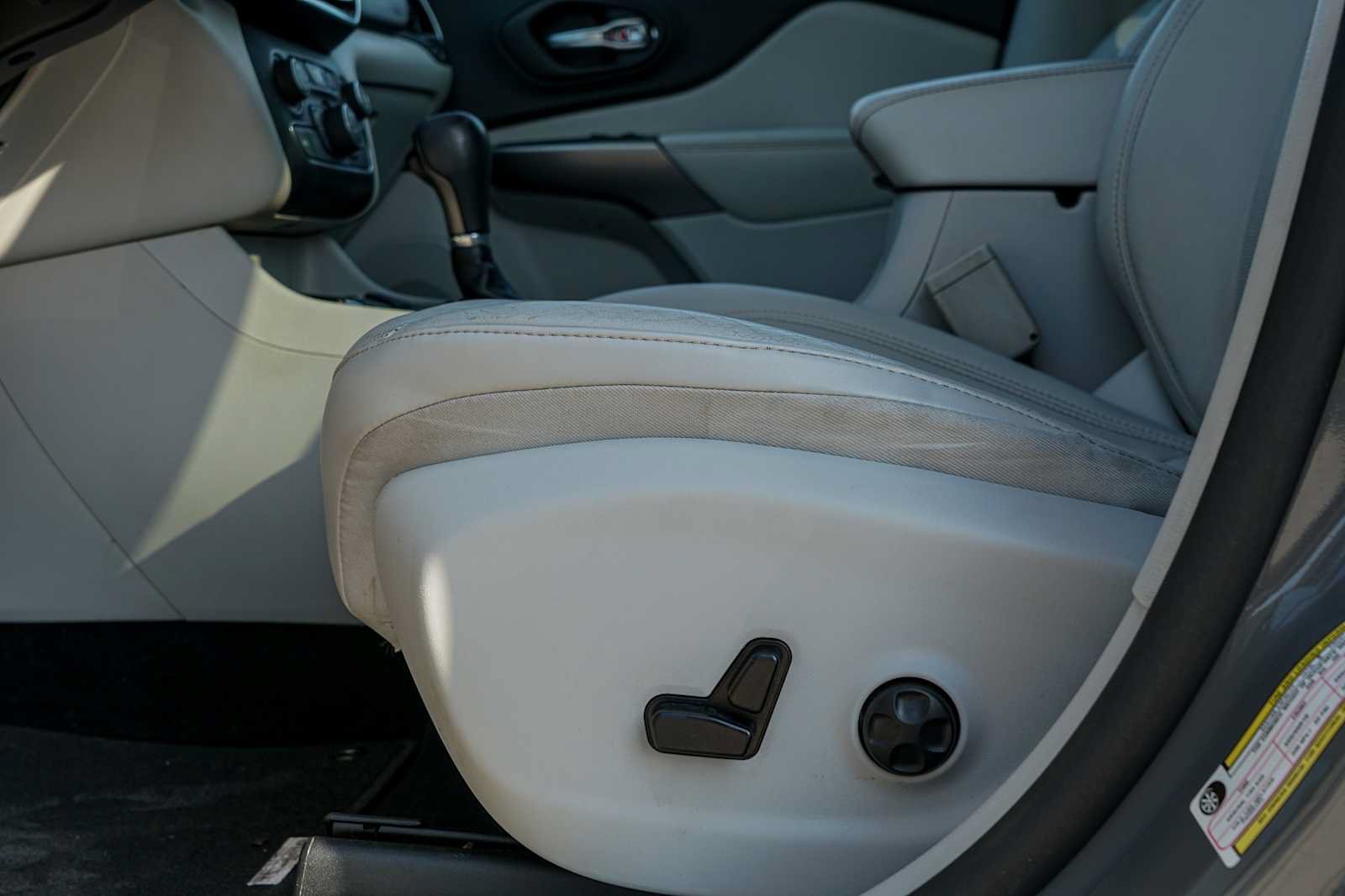Used 2020 Jeep Cherokee Limited FWD image 19