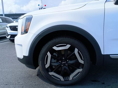 Used 2024 Kia Telluride EX w/ EX Captain's Chair Package image 16