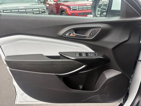 Used 2025 Chevrolet Trax LT FWD image 15