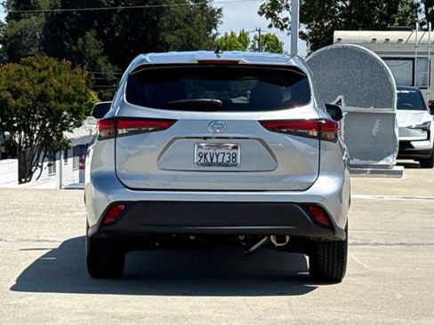 Used 2023 Toyota Highlander LE FWD image 4
