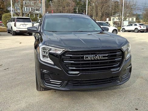 Certified 2023 GMC Terrain SLE w/ Driver Convenience Package image 3