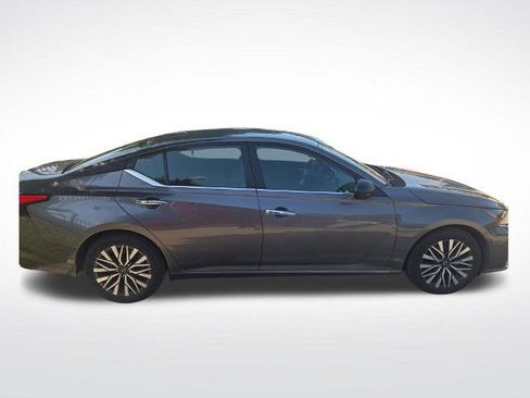 Certified 2025 Nissan Altima 2.5 SV FWD image 6
