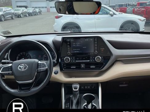 Used 2021 Toyota Highlander XLE image 10