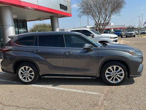 Used 2024 Toyota Highlander Limited image 2