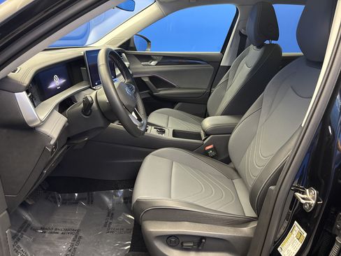 Certified 2025 Volkswagen Tiguan SE w/ Panoramic Sunroof Package AWD/4WD image 12