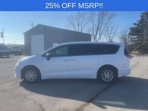 New 2026 Chrysler Pacifica Select image 5