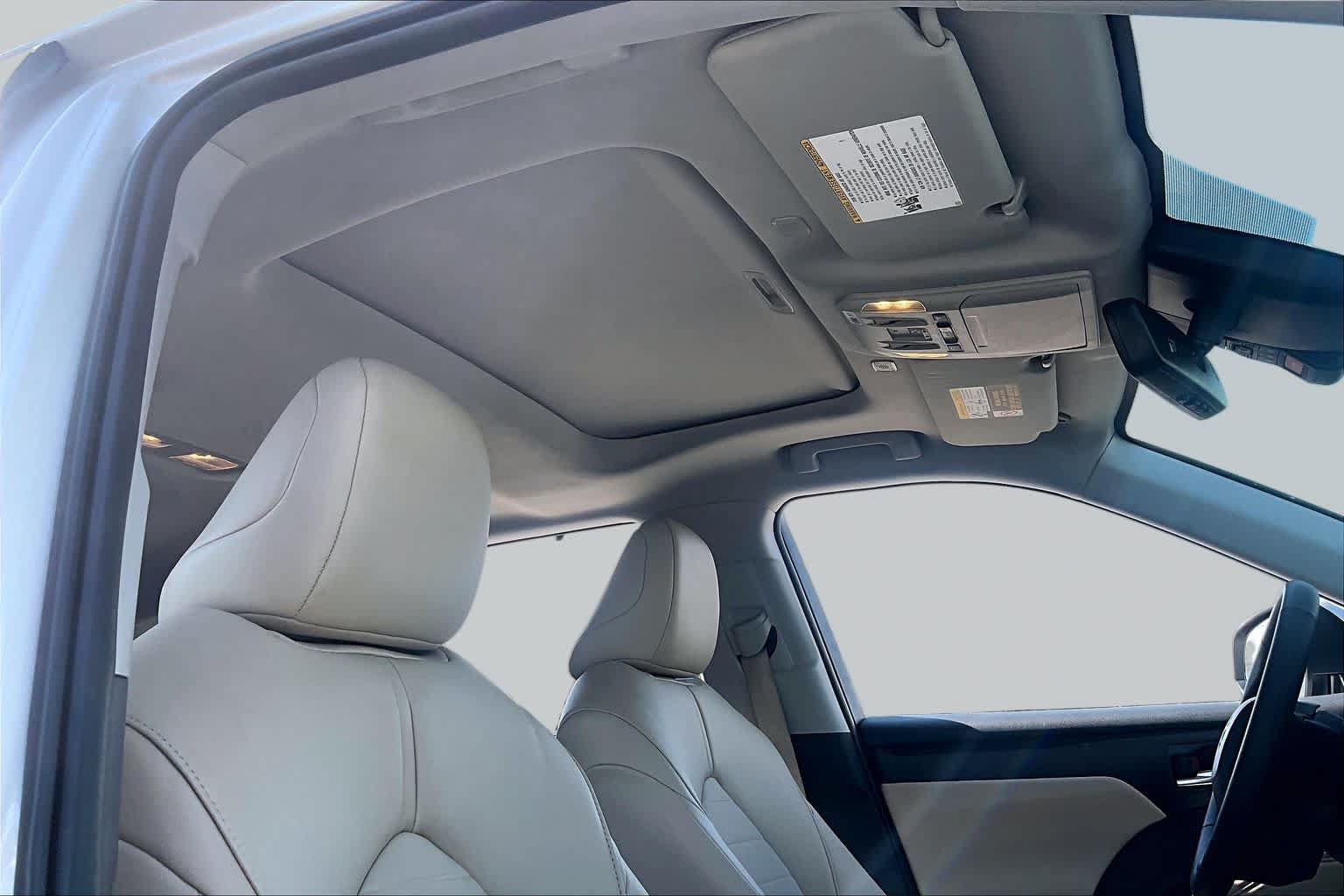 Used 2025 Toyota Highlander XLE FWD image 14