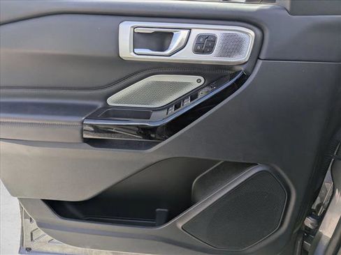 Used 2023 Ford Explorer Platinum w/ Technology Package image 8