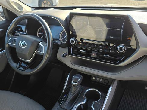 Certified 2022 Toyota Highlander Platinum image 11