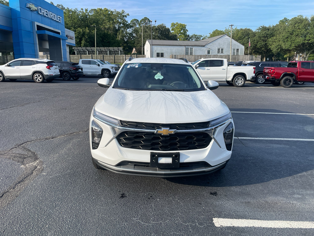 Certified 2025 Chevrolet Trax LT FWD image 3