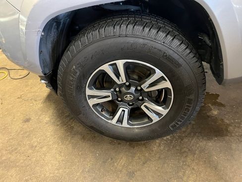 Used 2017 Toyota Tacoma TRD Sport image 31