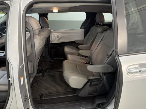 Used 2025 Toyota Sienna XLE FWD image 10