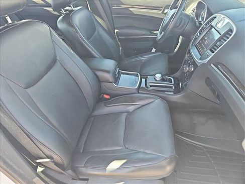 Used 2018 Chrysler 300 Limited image 19