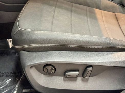 Used 2024 Volkswagen Taos SE w/ Panoramic Sunroof Package image 18