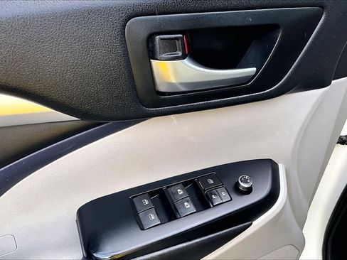 Used 2018 Toyota Highlander XLE AWD/4WD image 32