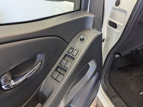 Used 2025 Nissan Frontier SV w/ SV Convenience Package image 10