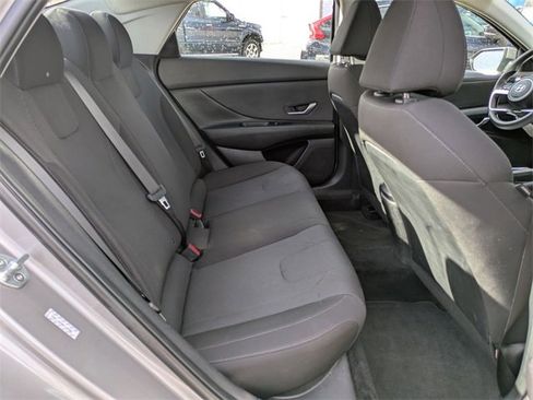 Used 2021 Hyundai Elantra SE image 19