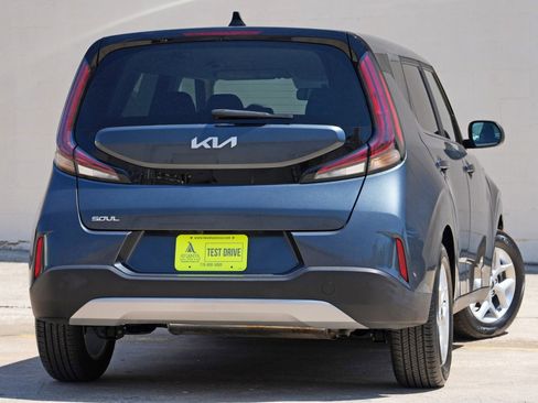 Used 2023 Kia Soul LX w/ LX Technology Package FWD image 4
