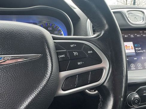 Used 2017 Chrysler 300 Limited image 18