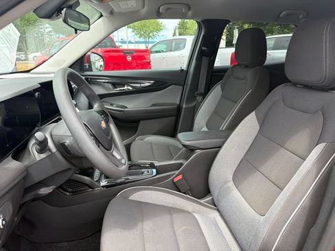 Used 2025 Chevrolet TrailBlazer LT FWD image 9