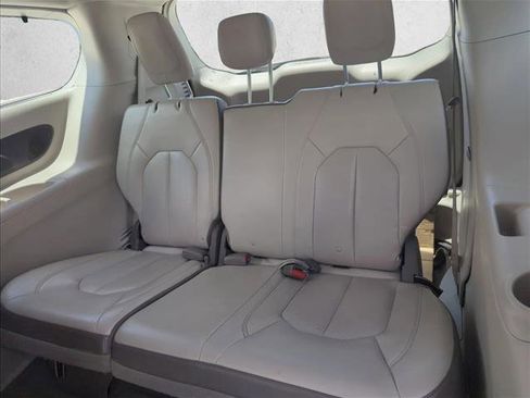 Used 2017 Chrysler Pacifica Touring-L Plus w/ Tire & Wheel Group image 22