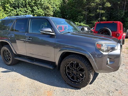 Used 2017 Toyota 4Runner SR5 Premium RWD image 5