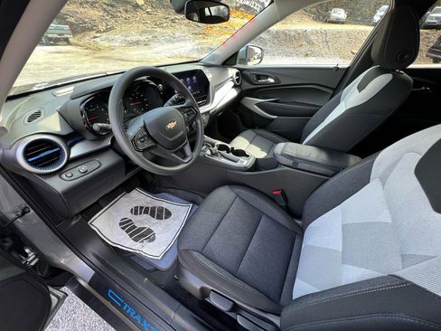 Used 2024 Chevrolet Trax LS w/ LS Convenience Package image 9