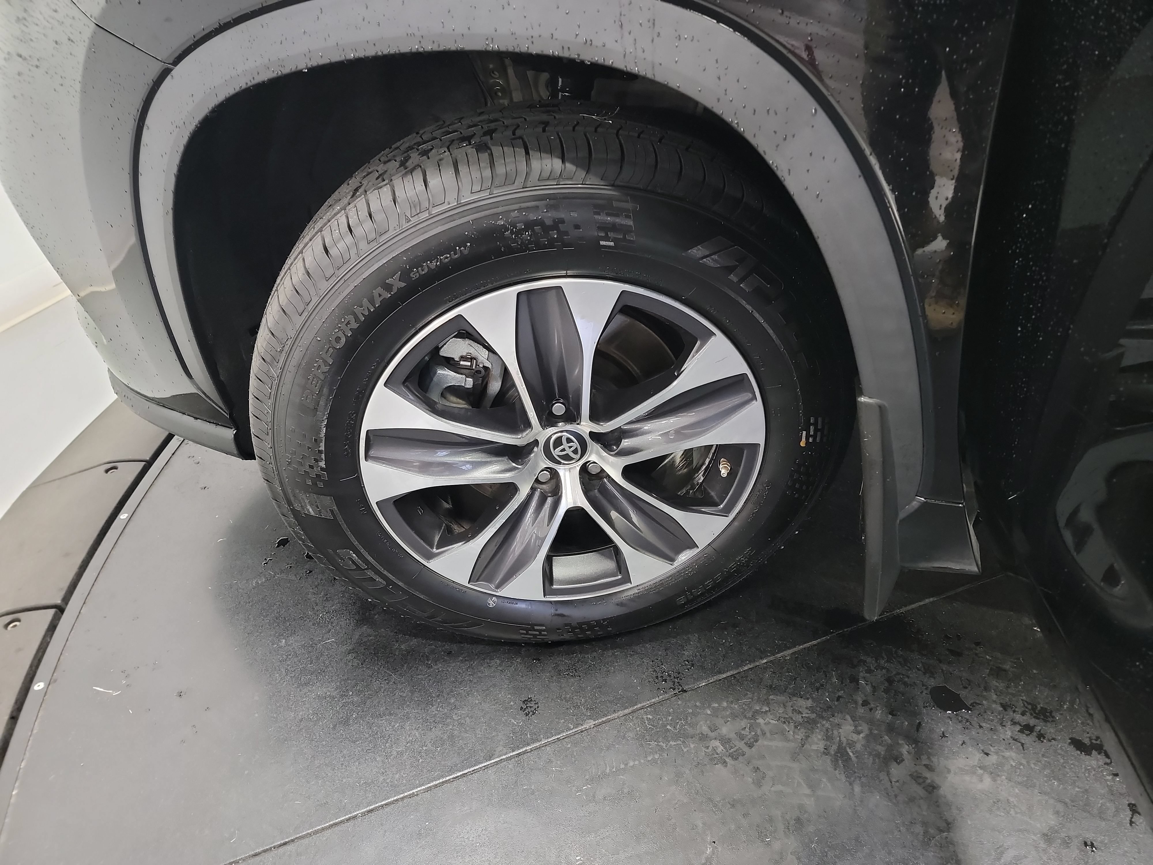 Used 2021 Toyota Highlander XLE AWD/4WD image 30
