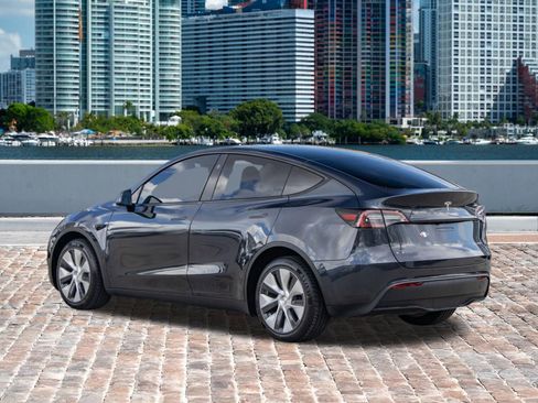 Used 2024 Tesla Model Y Long Range image 11