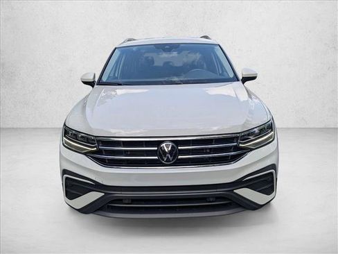 Used 2024 Volkswagen Tiguan SE FWD image 2
