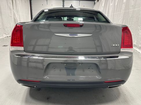 Used 2019 Chrysler 300 Touring RWD image 6