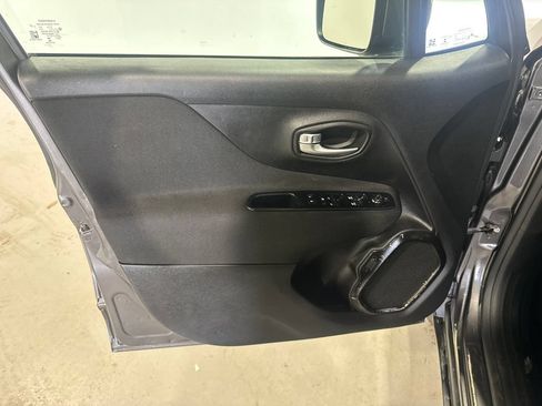 Used 2017 Jeep Renegade Latitude AWD/4WD image 18