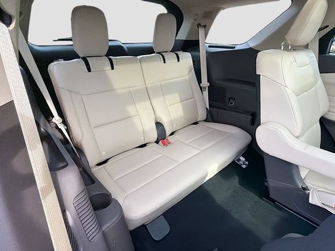 Used 2023 Ford Explorer Platinum w/ Technology Package AWD/4WD image 31