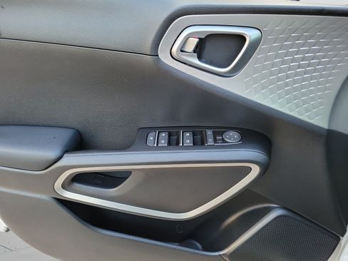 Used 2025 Kia Soul LX w/ LX Technology Package FWD image 12