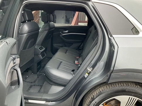 Used 2019 Audi e-tron Prestige w/ Prestige Package image 7