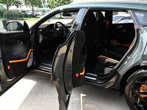 Used 2024 Lamborghini Urus Performante AWD/4WD image 32