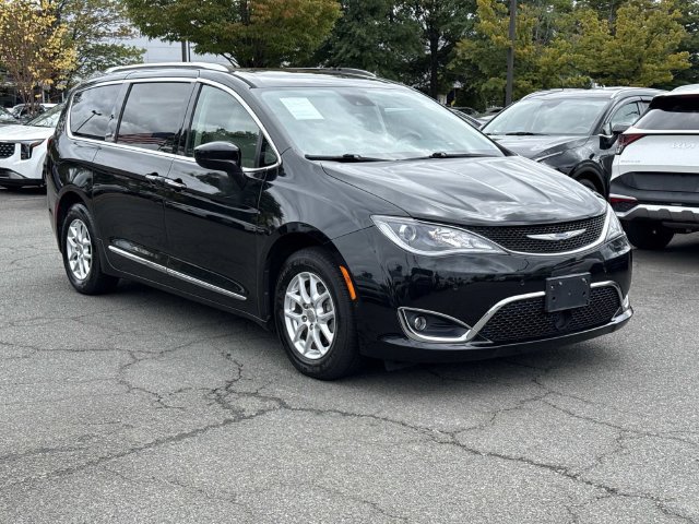 Used 2020 Chrysler Pacifica Touring-L FWD image 1