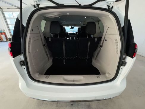 Used 2023 Chrysler Pacifica Touring-L FWD image 23