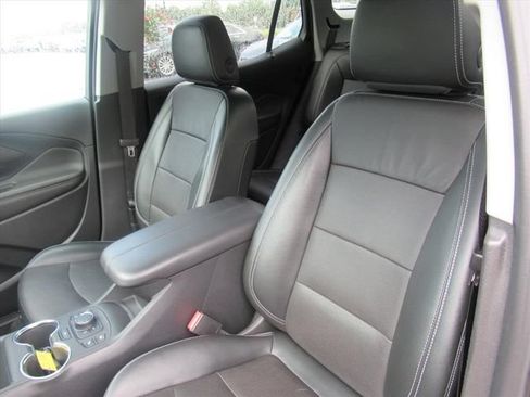 Used 2023 GMC Terrain SLT w/ Tech Package FWD image 18